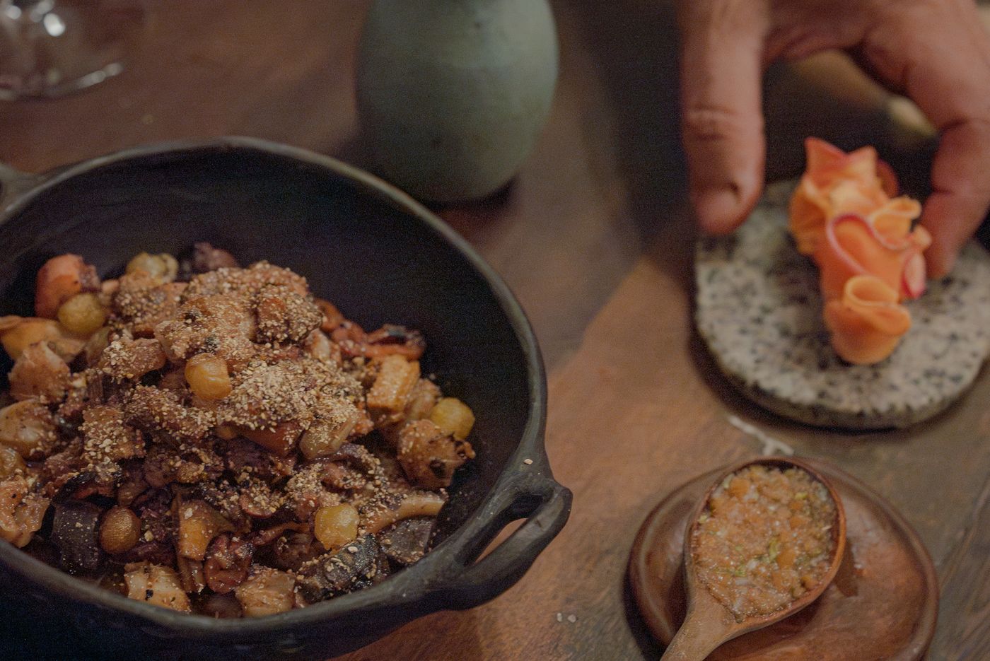 Plato de cocina en mesa de madera