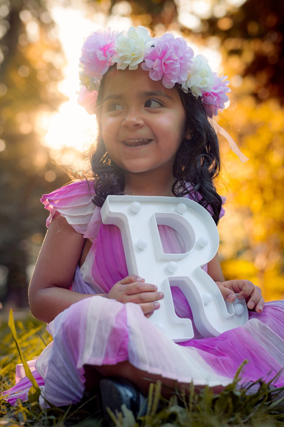 Niña con corona de flores