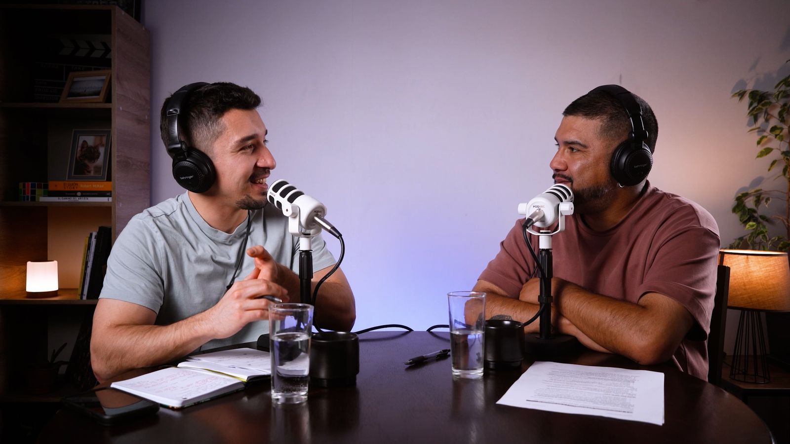 Cristopher y Fabián conversando en el set de Nadie está listo